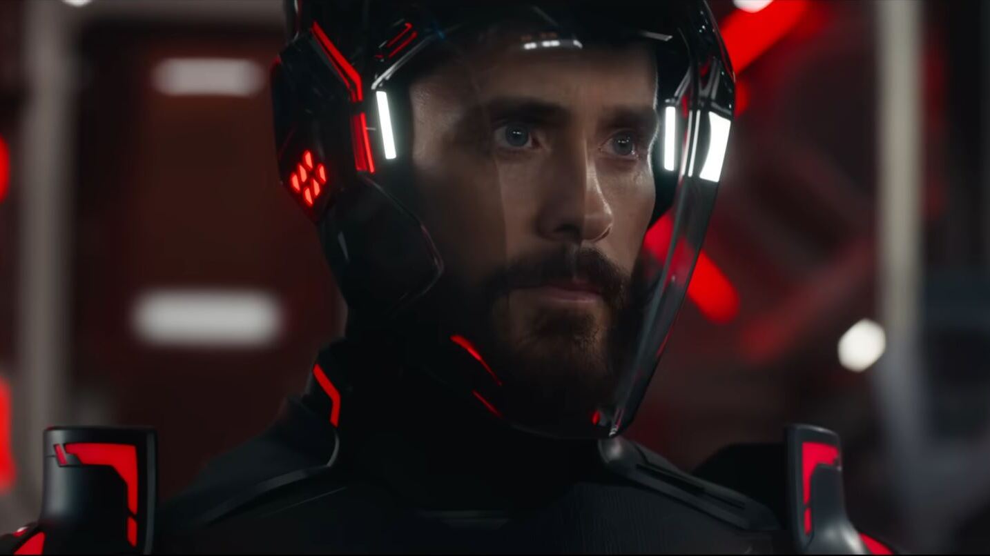 ‘Tron: Ares’ setzt die Sci-Fi-Reihe nach über 15 Jahren fort und zeigt im neuen Trailer eine wahres Action-Gewitter