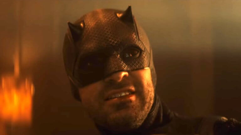 Daredevil: Born Again Season 2: Der Superheld Daredevil lächelt in die Kamera.