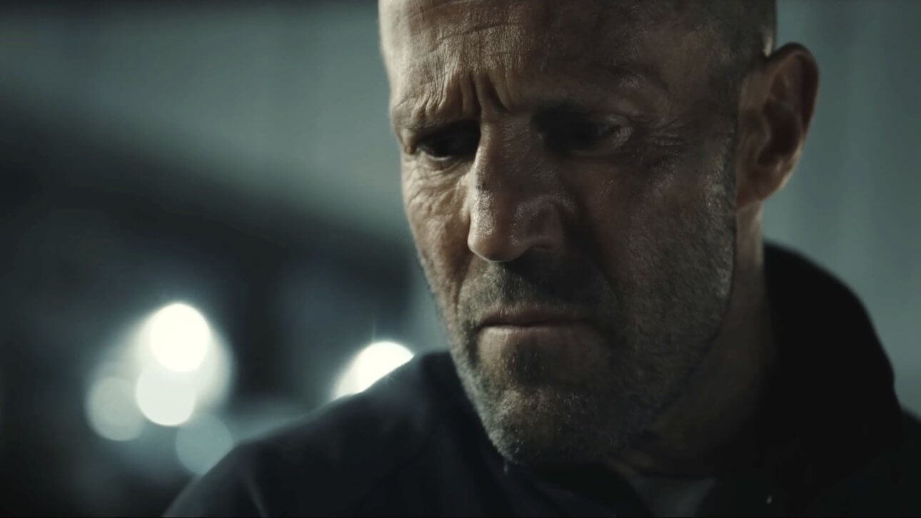 Mutiny: Jason Statham blickt entschlossen. Der Hintergrund ist verschwommen.