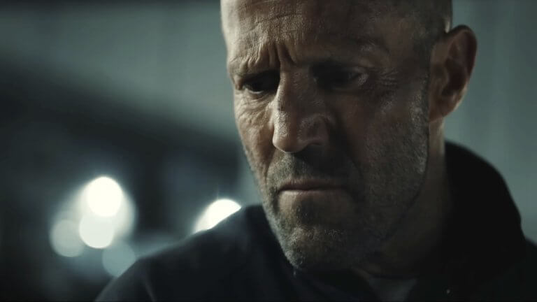 Mutiny: Jason Statham blickt entschlossen. Der Hintergrund ist verschwommen.