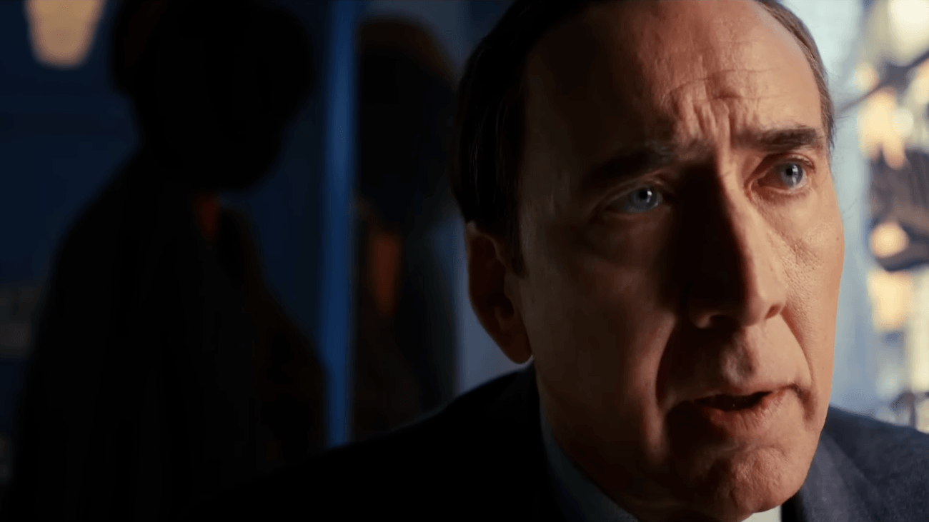 Spider-Noir-True-Hue-Full-Color-Final-Trailer-Prime-Video-YouTube-05-28-2026_12_52_PM Spider-Noir: Nicolas Cage blickt besorgt am Betrachter vorbei.