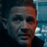 MobLand: Tom Hardy im schwummrigen Licht, wirkt etwas genervt.
