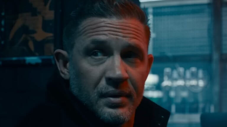 MobLand: Tom Hardy im schwummrigen Licht, wirkt etwas genervt.