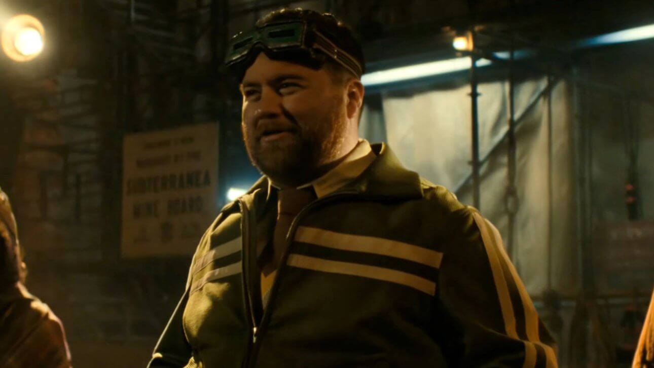 Fantastic Four: First Steps – Paul Walter Hauser als Mole-Man lächelt.