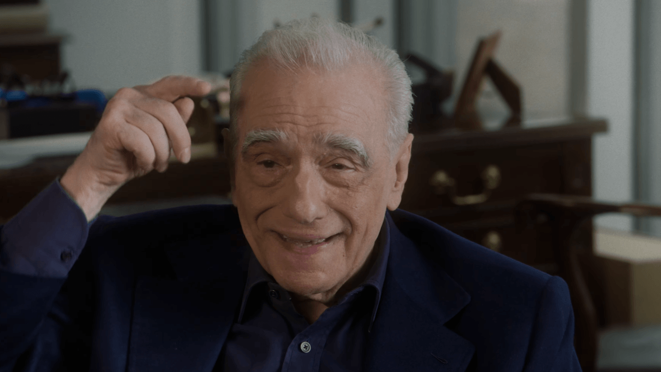 Martin Scorsese trägt einen dunklen Anzug und gestikuliert.