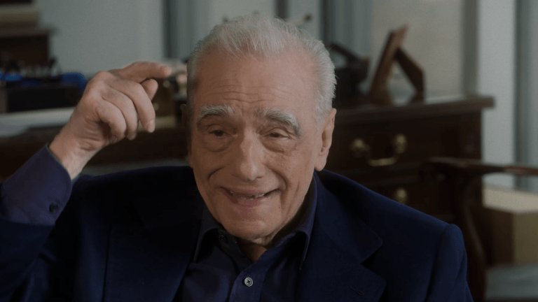 Martin Scorsese trägt einen dunklen Anzug und gestikuliert.