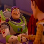 Toy Story 5: Buzz Lightyear schüttelt Woody dem Cowboy die Hand.
