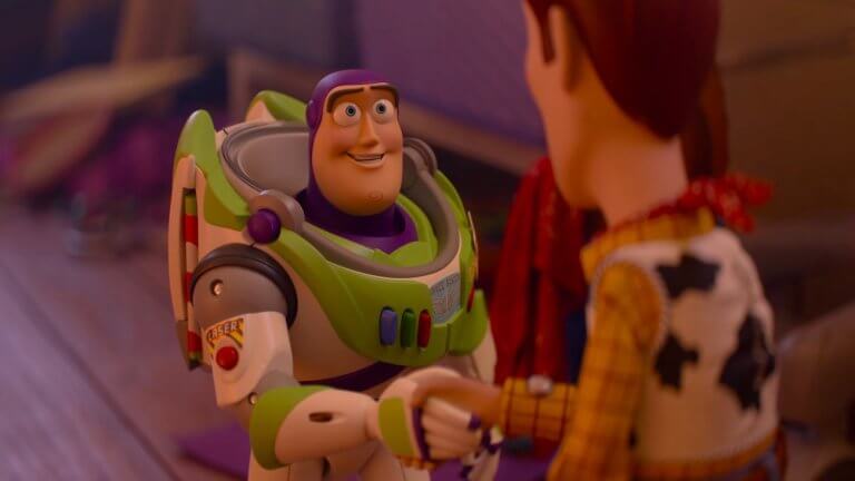Toy Story 5: Buzz Lightyear schüttelt Woody dem Cowboy die Hand.