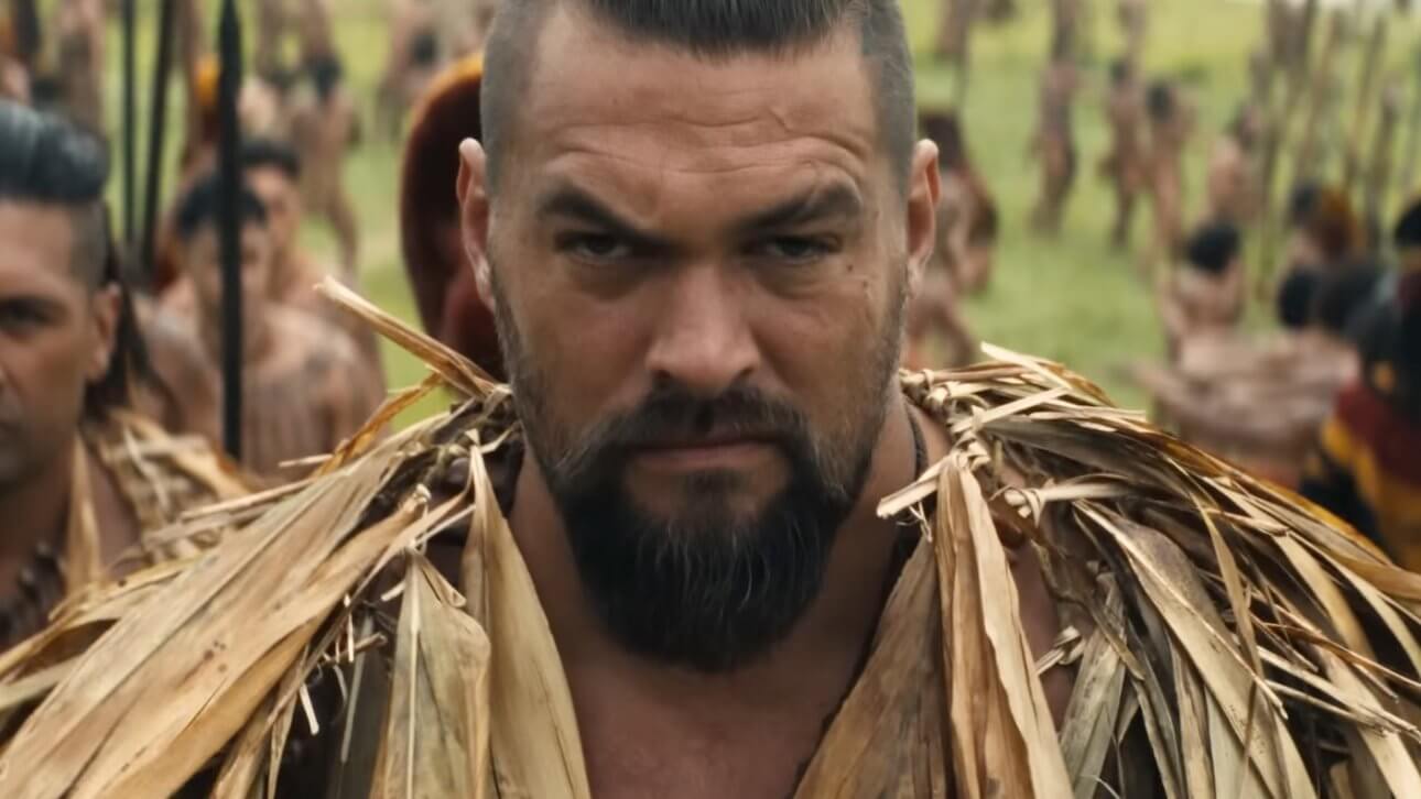Chief of War: Jason Momoa trägt traditionelle Tracht und blickt grimmig in die Kamera.