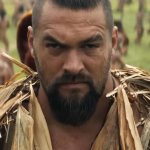 Chief of War: Jason Momoa trägt traditionelle Tracht und blickt grimmig in die Kamera.