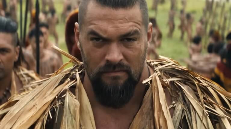 Chief of War: Jason Momoa trägt traditionelle Tracht und blickt grimmig in die Kamera.