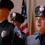21 JUMP STREET: Channing Tatum und Jonah Hill in Polizeiuniform stehen in Reihe und Glied.