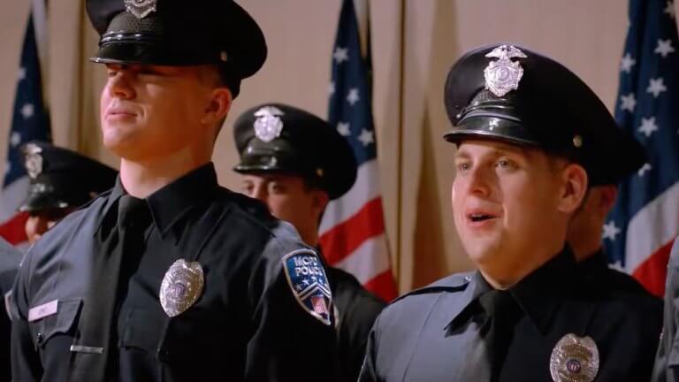 21 JUMP STREET: Channing Tatum und Jonah Hill in Polizeiuniform stehen in Reihe und Glied.