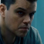 Jason Bourne: Schauspieler Matt Damon sitzt nachdenklich in einem kargen Raum.