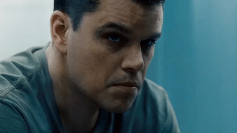 Jason Bourne: Schauspieler Matt Damon sitzt nachdenklich in einem kargen Raum.
