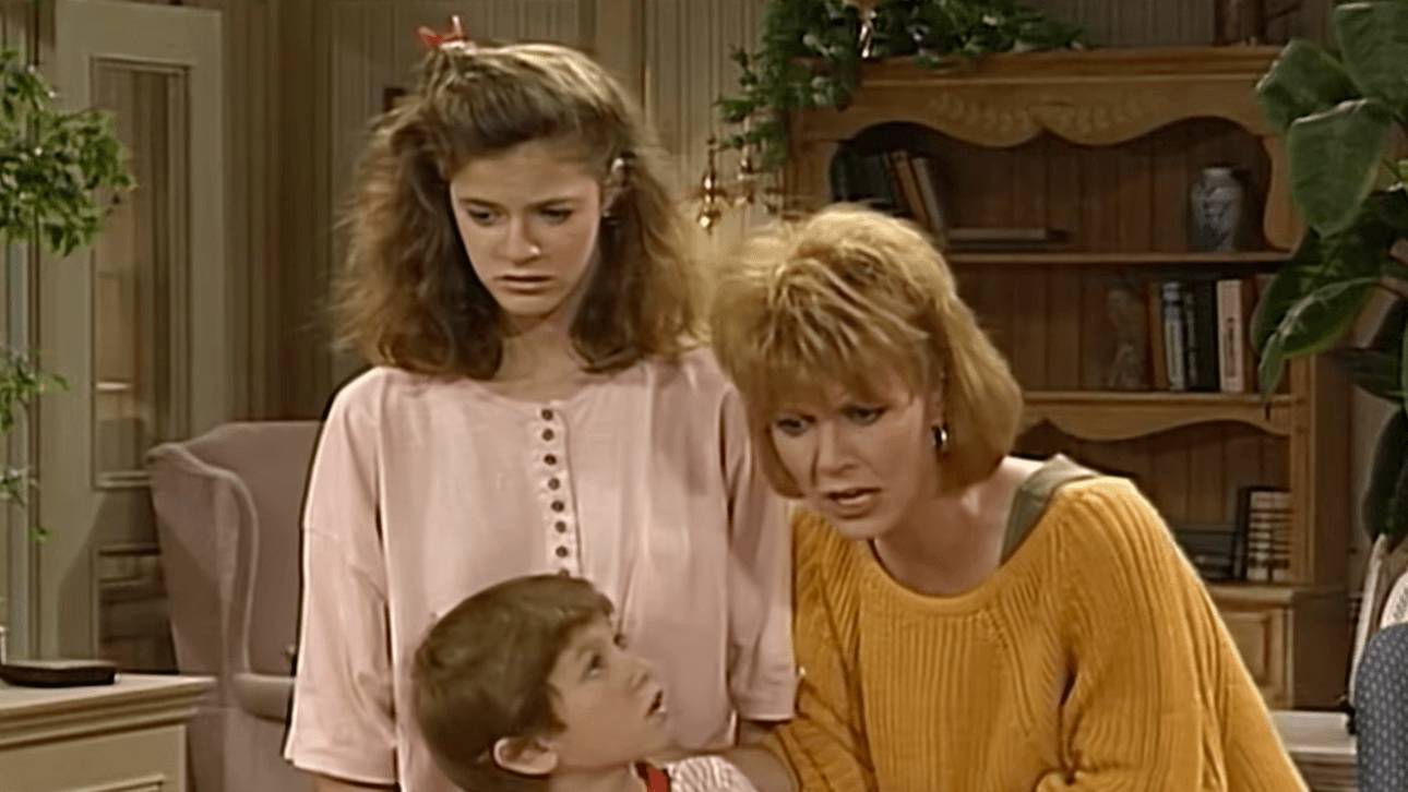 Alf: Die Tanner Familie steht im Wohnzimmer und kann immer noch nicht glauben, dass nun ein Außerirdischer bei ihnen wohnt.