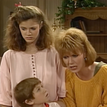Alf: Die Tanner Familie steht im Wohnzimmer und kann immer noch nicht glauben, dass nun ein Außerirdischer bei ihnen wohnt.