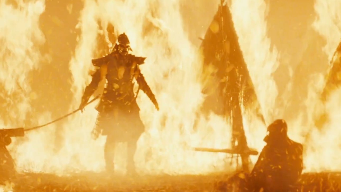 47 Ronin: Ein Samurai läuft durch eine wild lodernde Flammenwand.