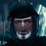 65: Adam Driver steht in einem Raumschiff-Wrack und trägt einen Raumanzug.