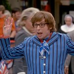 Austin Powers: der Comedian Mike Myers als Austin Powers trägt einen gestreiften Anzug und führt auf offener Straße einen Tanz auf, während ihn Passanten beobachten.