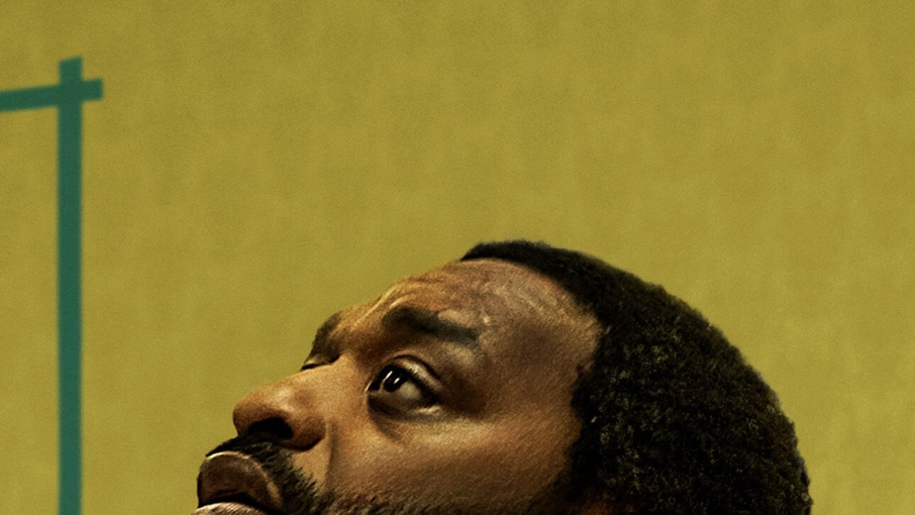 Backrooms: Chiwetel Ejiofor wirkt verwirrt. Im Hintergrund ist eine gelbe Tapete zu sehen.