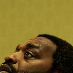 Backrooms: Chiwetel Ejiofor wirkt verwirrt. Im Hintergrund ist eine gelbe Tapete zu sehen.