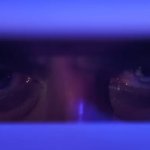 Cape Fear: Wir sehen eine Nahaufnahme von Javier Bardems Augen, als er durch die Schlitze der Jalousien blickt.