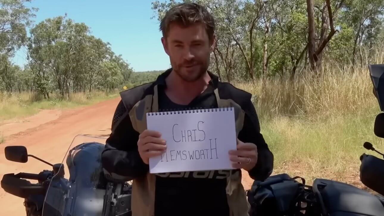 Chris Hemsworth: Eine unvergessliche Reise - Der Schauspieler Chris Hemsworth präsentiert stolz ein Block mit seinem Namen.