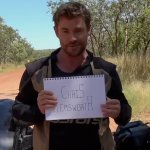 Chris Hemsworth: Eine unvergessliche Reise - Der Schauspieler Chris Hemsworth präsentiert stolz ein Block mit seinem Namen.