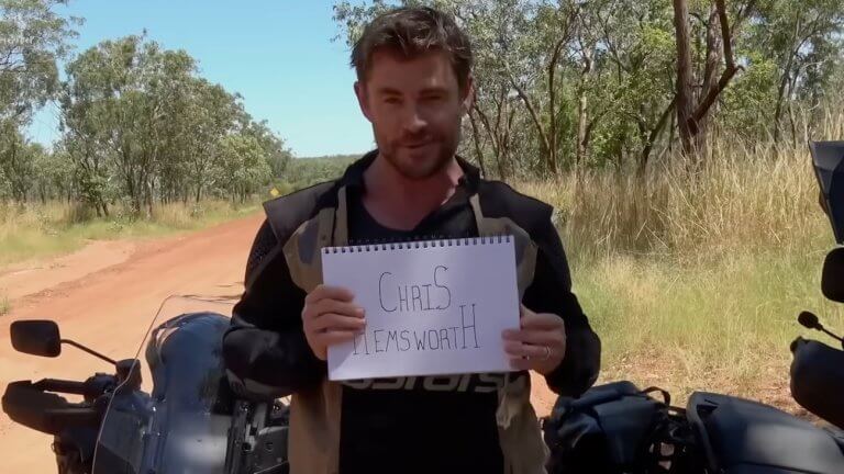Chris Hemsworth: Eine unvergessliche Reise - Der Schauspieler Chris Hemsworth präsentiert stolz ein Block mit seinem Namen.