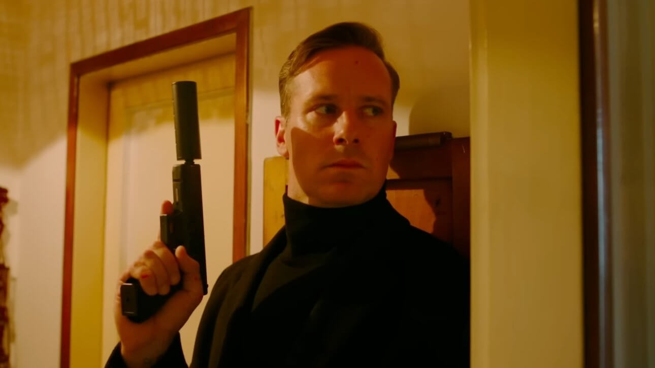 Citizen Vigilante: Armie Hammer lehnt mit einer schallgedämpften Pistole an einer Wand.