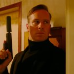 Citizen Vigilante: Armie Hammer lehnt mit einer schallgedämpften Pistole an einer Wand.