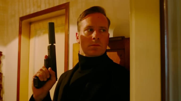 Citizen Vigilante: Armie Hammer lehnt mit einer schallgedämpften Pistole an einer Wand.