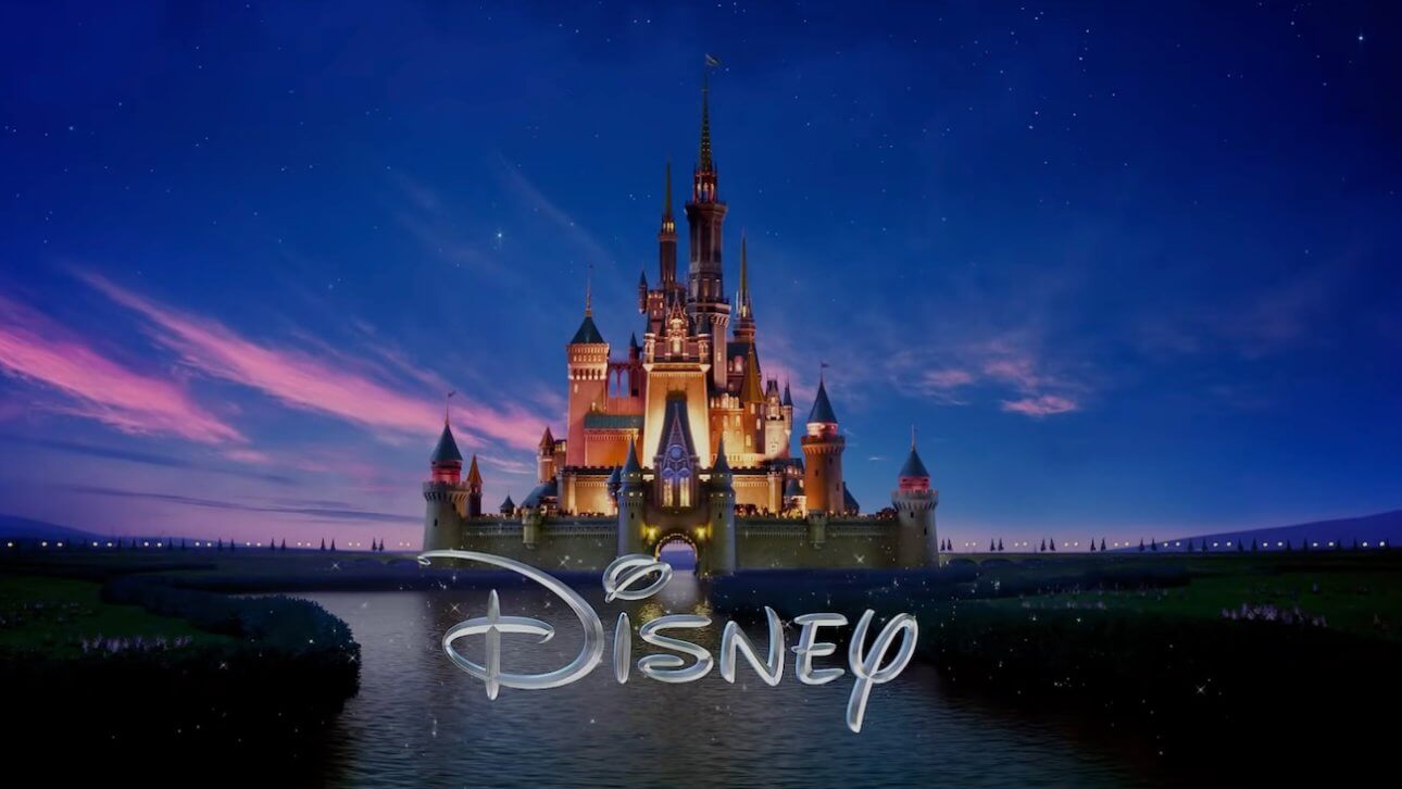 Wir sehen das Disney-Logo, das vor dem Cinderella-Schloss schwebt.