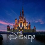 Wir sehen das Disney-Logo, das vor dem Cinderella-Schloss schwebt.