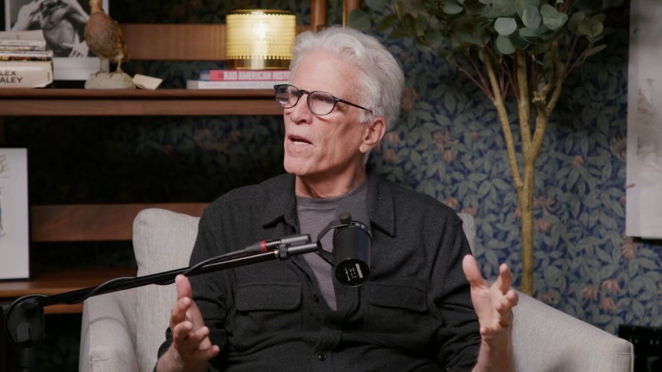 Ted Danson sitzt im Podcast-Studio. Vor ihm befindet sich ein Mikrofon.