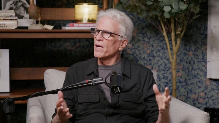 Ted Danson sitzt im Podcast-Studio. Vor ihm befindet sich ein Mikrofon.