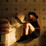 Euphoria: die Schauspielerin Zendaya liegt auf dem Boden ihres Badezimmers und ist erschüttert und traurig.