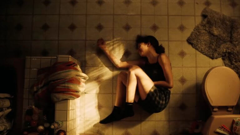 Euphoria: die Schauspielerin Zendaya liegt auf dem Boden ihres Badezimmers und ist erschüttert und traurig.