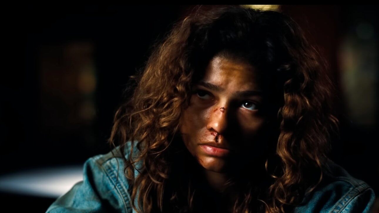 Euphoria Staffel 3: Zendaya sieht mitgenommen aus und trägt eine Jeansjacke.