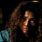 Euphoria Staffel 3: Zendaya sieht mitgenommen aus und trägt eine Jeansjacke.