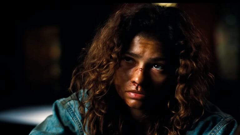 Euphoria Staffel 3: Zendaya sieht mitgenommen aus und trägt eine Jeansjacke.