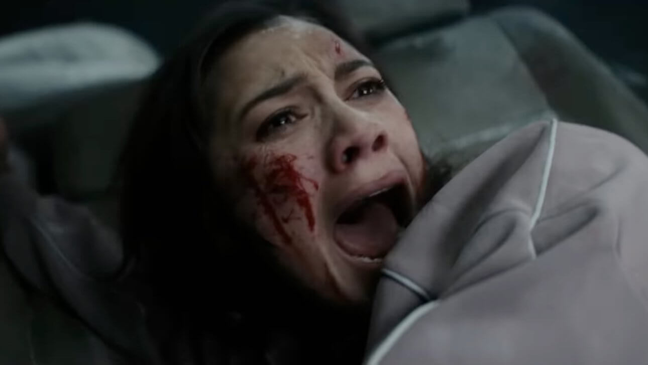 Evil Dead Burn: eine Frau befindet sich in einem Auto, offensichtlich nach einem Unfall. Sie hat sichtbare Blessuren im Gesicht.