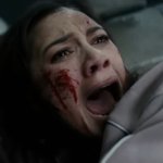 Evil Dead Burn: eine Frau befindet sich in einem Auto, offensichtlich nach einem Unfall. Sie hat sichtbare Blessuren im Gesicht.