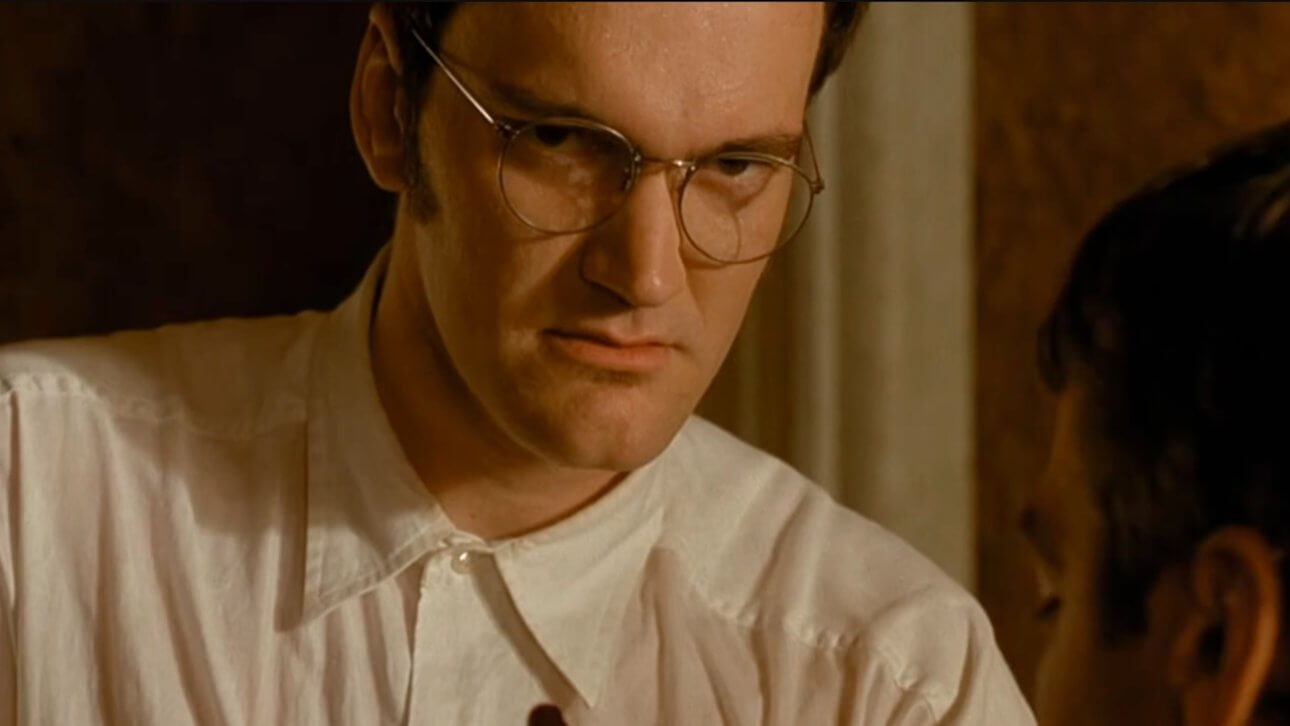 From Dusk til Dawn: quentin Tarantino blickt mit einer Mischung aus Entschlossenheit und Boshaftigkeit in die Kamera.