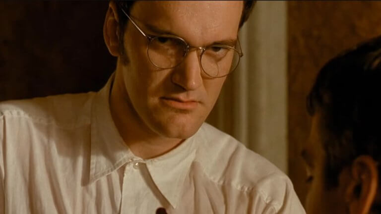From Dusk til Dawn: quentin Tarantino blickt mit einer Mischung aus Entschlossenheit und Boshaftigkeit in die Kamera.