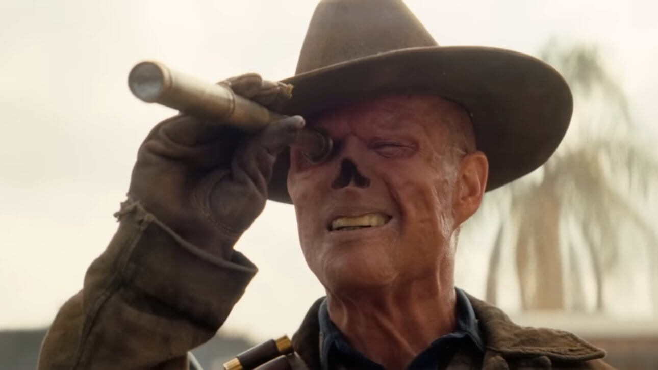 Fallout Staffel Zwei : Walton Goggins als Ghoul blickt durch ein Fernglas, um die Umgebung auzukundschaften.
