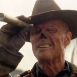 Fallout Staffel Zwei : Walton Goggins als Ghoul blickt durch ein Fernglas, um die Umgebung auzukundschaften.