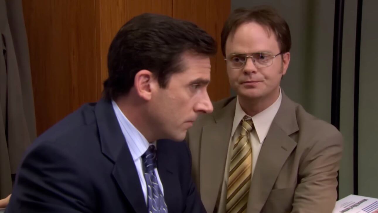 The Office US: Dwight und Michael sitzen im Büro und denken nach. Sie tragen Anzüge.