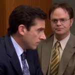 The Office US: Dwight und Michael sitzen im Büro und denken nach. Sie tragen Anzüge.